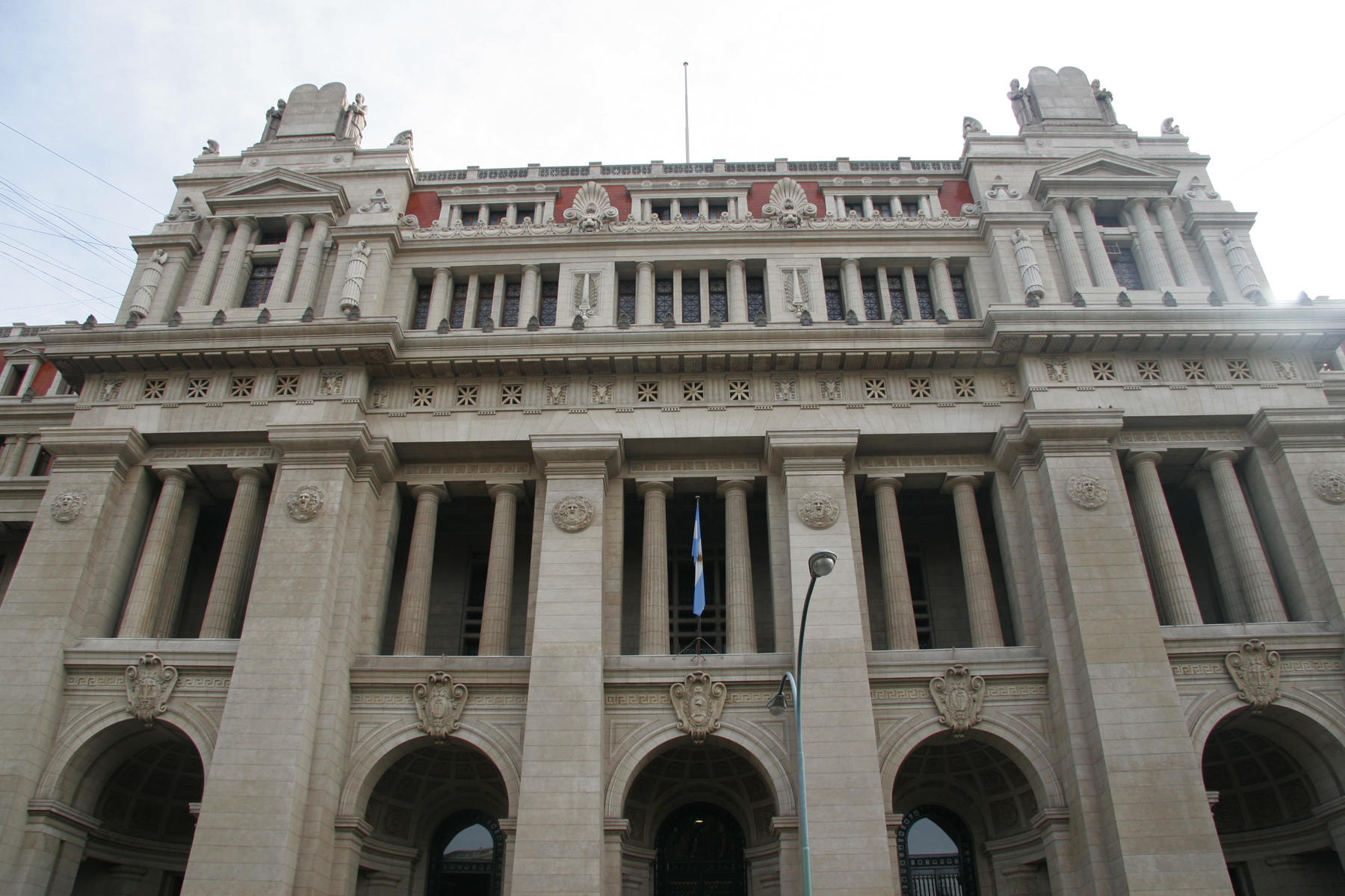 ATE, UPCN y un particular presentaron amparos contra la eliminación por Decreto del Día del Estatal